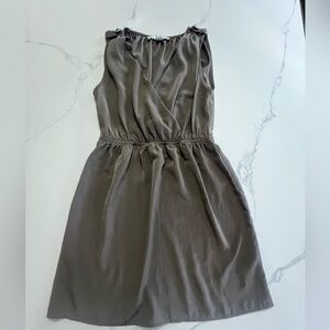 XXI taupe v-neck satin like dress size Small in great condition